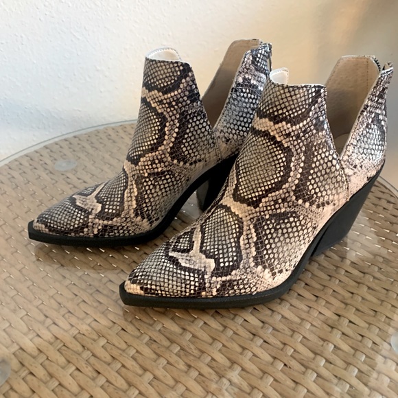 Vince Camuto Gigietta Snakeskin Embossed Bootie - Picture 2 of 7